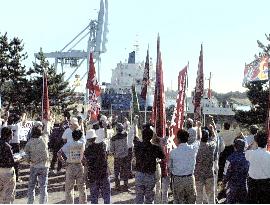 (CORRECTED)N-fuel carrying ship arrives at Aomori